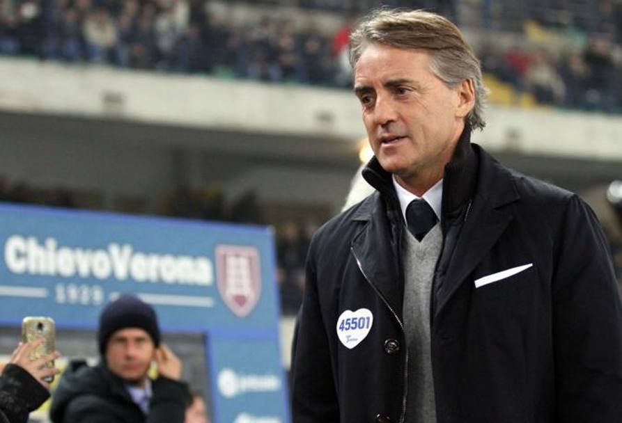 Roberto Mancini accenna un sorriso prima del match del Bentegodi: ha buone sensazioni. Ap